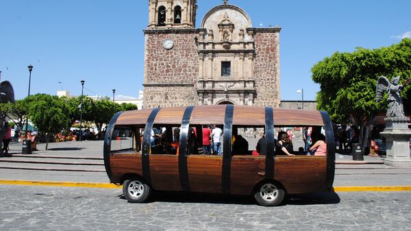 Туристический автобус в городе Текила, Мексика