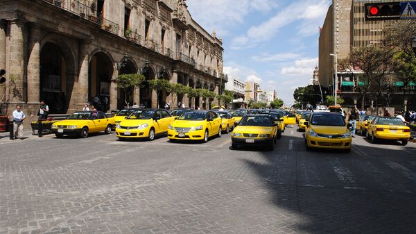 Акция протеста таксистов против Uber в мексиканской Гвадалахаре. Архивное фото
