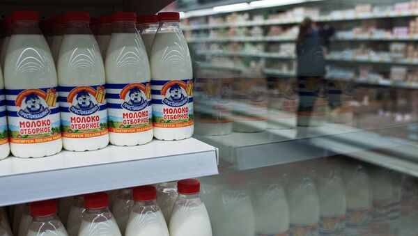 Молочная продукция на прилавке магазина в Омске. Архивное фото