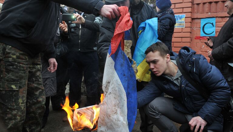 Участники митинга с требованием освободить Н. Савченко сжигают российский флаг, сорванный со здания Генерального консульства РФ во Львове