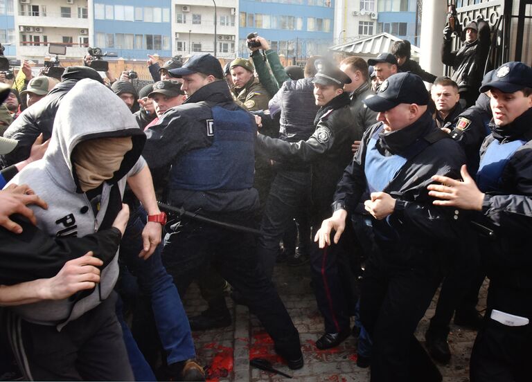 Участники акций в защиту Н. Савченко пытаются прорваться к Генеральному консульству Российской Федерации в Одессе