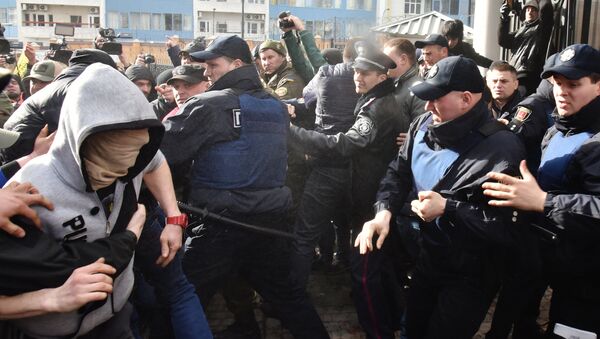 Участники акций в защиту Н. Савченко пытаются прорваться к Генеральному консульству Российской Федерации в Одессе