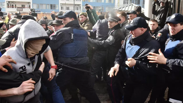 Участники акций в защиту Н. Савченко пытаются прорваться к Генеральному консульству Российской Федерации в Одессе Участники акций в защиту Н. Савченко пытаются прорваться к Генеральному консульству Российской Федерации в Одессе