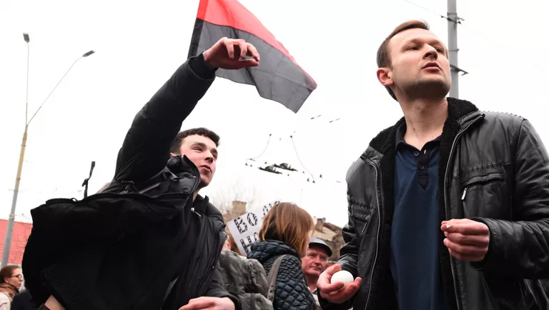 Участники акций в защиту Н. Савченко забрасывают краской и яйцами посольство Российской Федерации в Киеве Участники акций в защиту Н. Савченко забрасывают краской и яйцами посольство Российской Федерации в Киеве