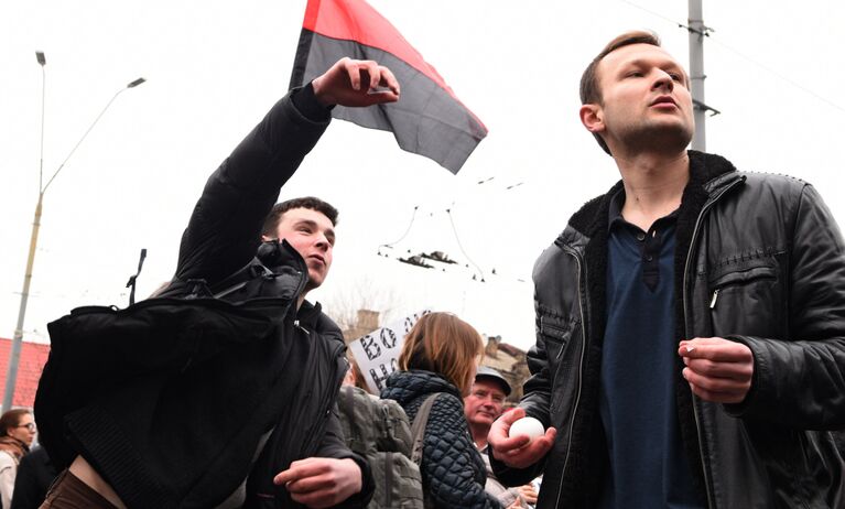 Участники акций в защиту Н. Савченко забрасывают краской и яйцами посольство Российской Федерации в Киеве