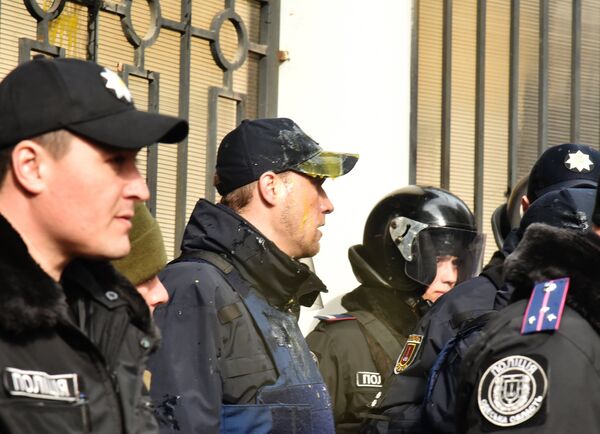Сотрудники милиции, охраняющие Генеральное консульство Российской Федерации в Одессе после столкновений с участниками акций в поддержку Н. Савченко