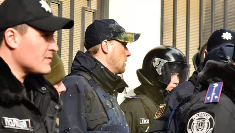 Сотрудники милиции, охраняющие Генеральное консульство Российской Федерации в Одессе после столкновений с участниками акций в поддержку Н. Савченко Сотрудники милиции, охраняющие Генеральное консульство Российской Федерации в Одессе после столкновений с участниками акций в поддержку Н. Савченко