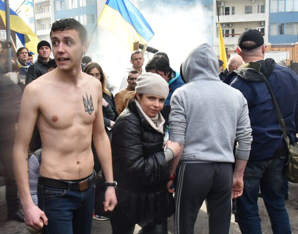 Участники акций в защиту Н. Савченко у Генерального консульства Российской Федерации в Одессе