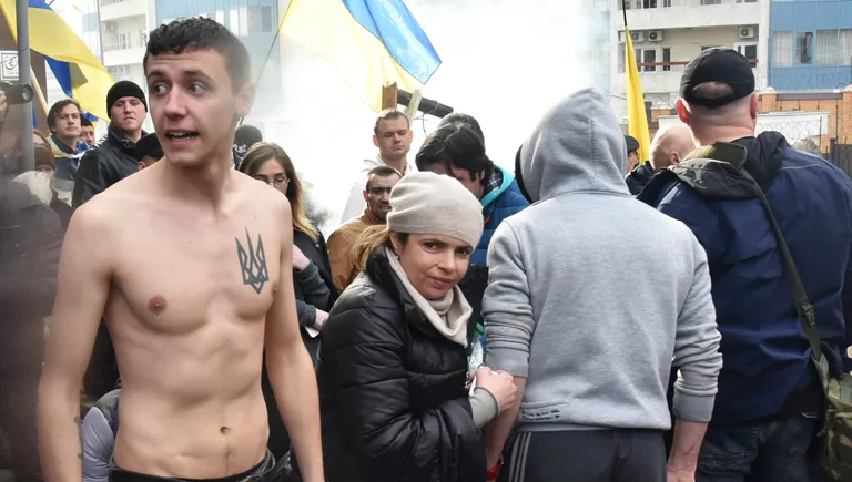 Участники акций в защиту Н. Савченко у Генерального консульства Российской Федерации в Одессе Участники акций в защиту Н. Савченко у Генерального консульства Российской Федерации в Одессе