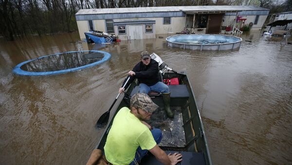 Жители Луизианы спасают домашних животных и личные вещи во время наводнения, 9 марта 2016