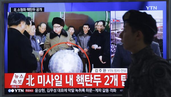 Выпуск новостей о запуске КНДР ракет малой дальности в направлении Японского моря транслируется на вокзале в Сеуле. 9 марта 2016