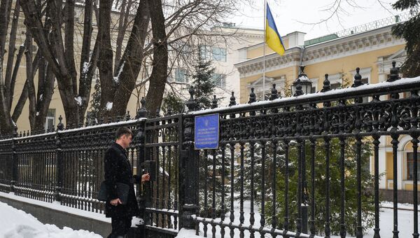Мужчина у входа в здание посольства Украины в РФ. Архивное фото