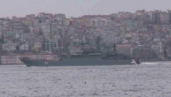 Десантный корабль ВМФ РФ прошел Босфор в сопровождении турецких катеров
