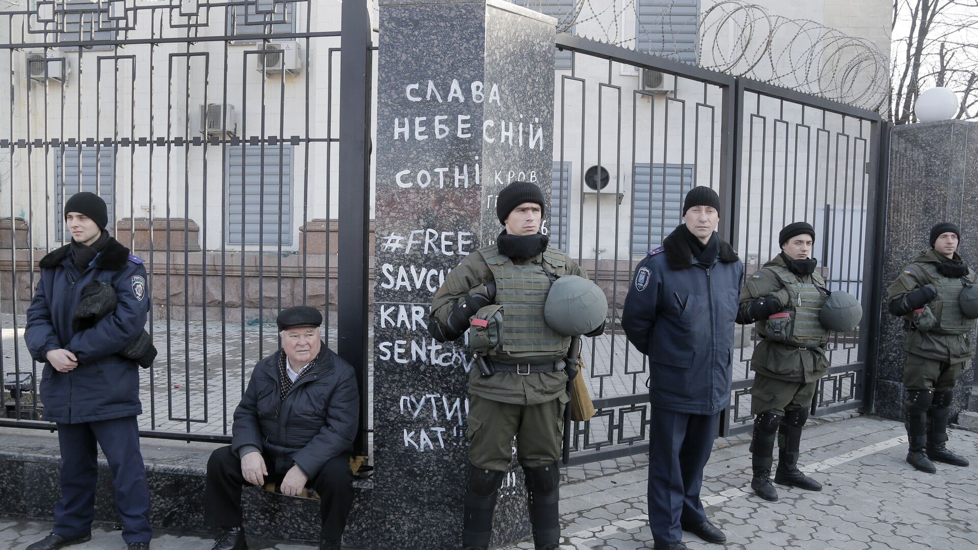 Полиция возле здания посольства России в Киеве, Украина. 8 марта 2016 - РИА Новости, 1920, 28.10.2022