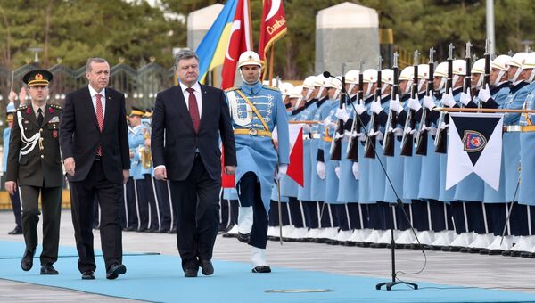 Президент Турции Тайип Эрдоган и президент Украины Петр Порошенко на церемонии официальной встречи у парадного входа в президентский дворец