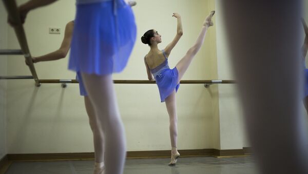 Балерина в зале. Архивное фото
