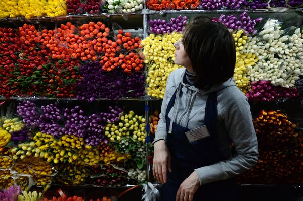Продажа цветов накануне праздника 8 марта в одном из цветочных магазинов в Москве.