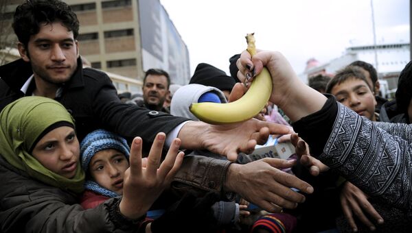 Раздача бесплатного питания беженцам в порту Пирей, недалеко от Афин, Греция