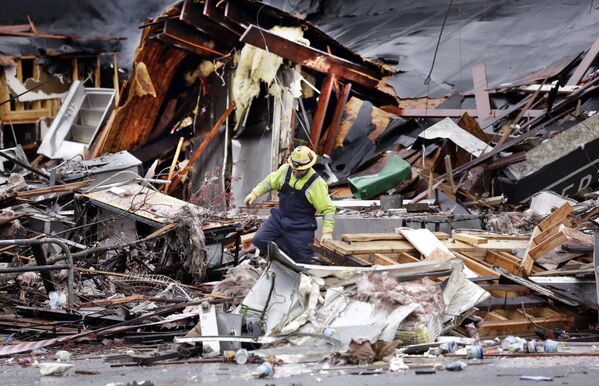 Рабочий на месте разрушений, вызванных взрывом газа в Сиэтле, США