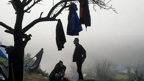 Мигранты во временном лагере на греческо-македонской границе. Архивное  фото