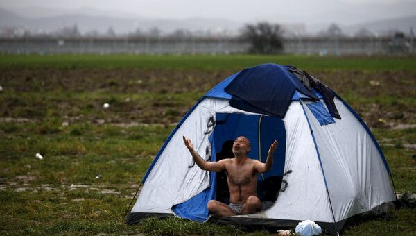 Мужчина во временном лагере для беженцев на греческо-македонской границе