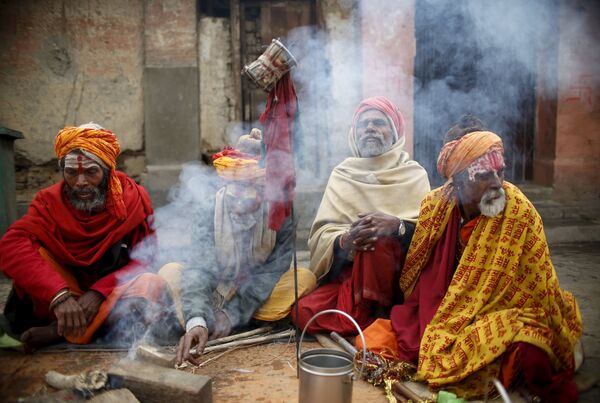 Индусы из Непала и Индии сидят возле храма во время фестиваля Махашиваратри