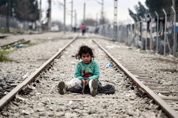 Ребенок играет на железнодорожных путях недалеко от города Идомени на македонско-греческой границе. Март 2016