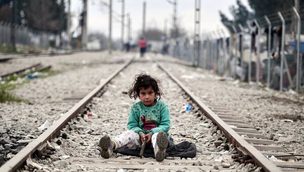 Ребенок играет на железнодорожных путях недалеко от города Идомени на македонско-греческой границе. Март 2016