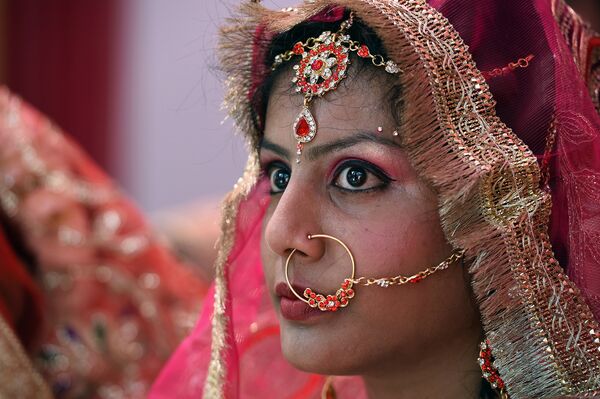 Индийская невеста во время массовой церемонии бракосочетания в старых кварталах Нью-Дели. Март 2016