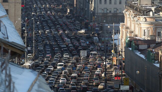Автомобильные пробки на Тверской в Москве. Архивное фото