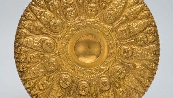 Золотой предмет из коллекции Эрмитажа
