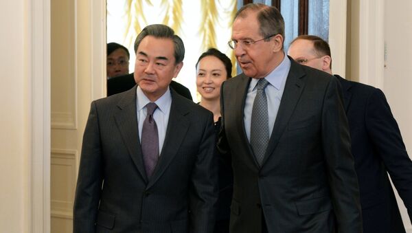 Глава МИД КНР Ван И и министр иностранных дел РФ Сергей Лавров. Архивное фото
