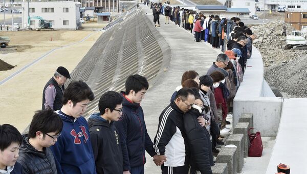 Минута молчания в память о жертвах цунами и землетрясения 11 марта 2011 года на вершине дамбы, Япония