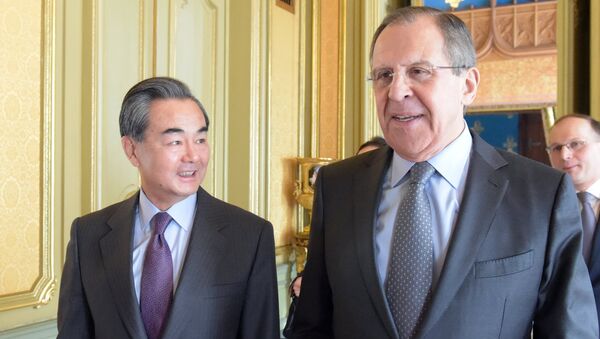 Глава МИД КНР Ван И и министр иностранных дел РФ Сергей Лавров во время встречи в Москве