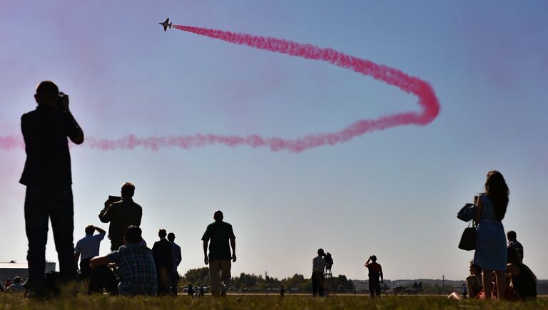 Посетители наблюдают за выступлением самолета Як-130 во время открытия Международного авиационно-космического салона МАКС-2015