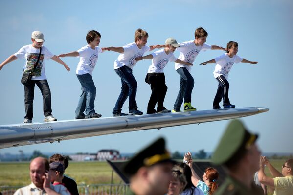 Дети фотографируются на крыле самолета Як-40