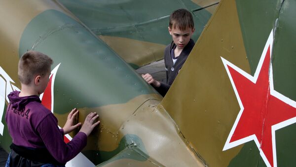 Подростки осматривают макет самолета Як-3