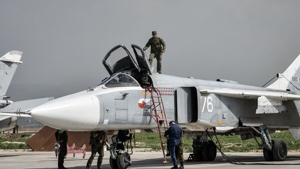 Российский фронтовой бомбардировщик Су-24 готовится к вылету с авиабазы Хмеймим в сирийской провинции Латакия. Архивное фото