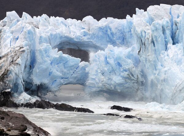 Лед откалывается от ледника Перито-Морено в национальном парке Лос-Гласьярес, на юго-востоке аргентинской провинции Санта-Крус.