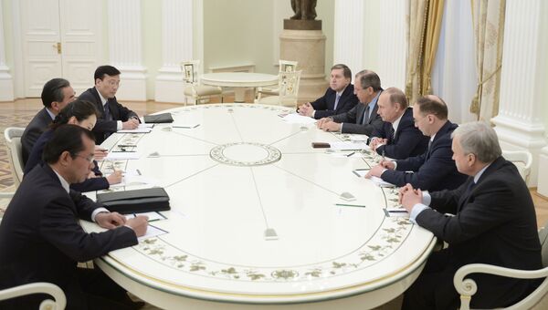 Президент России Владимир Путин (третий справа) и министр иностранных дел Китая Ван И во время встречи в Кремле