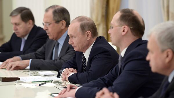 Президент России Владимир Путин (в центре) во время встречи в Кремле с министром иностранных дел Китая Ваном И