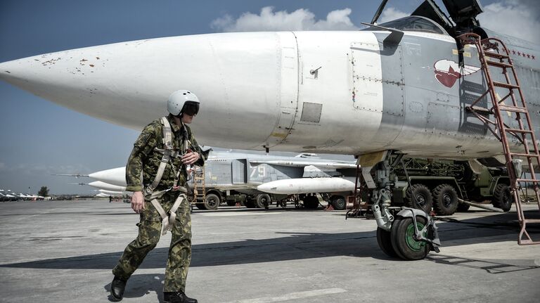 Российский фронтовой бомбардировщик Су-24 готовится к вылету с авиабазы Хмеймим