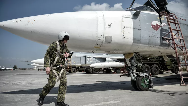 Российский фронтовой бомбардировщик Су-24 готовится к вылету с авиабазы Хмеймим Российский фронтовой бомбардировщик Су-24 готовится к вылету с авиабазы Хмеймим