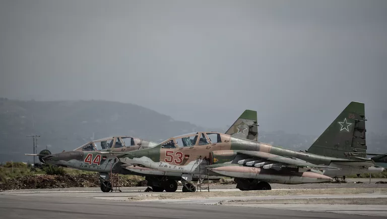 Российские штурмовики Су-25 на авиабазе Хмеймим в сирийской провинции Латакия Российские штурмовики Су-25 на авиабазе Хмеймим в сирийской провинции Латакия