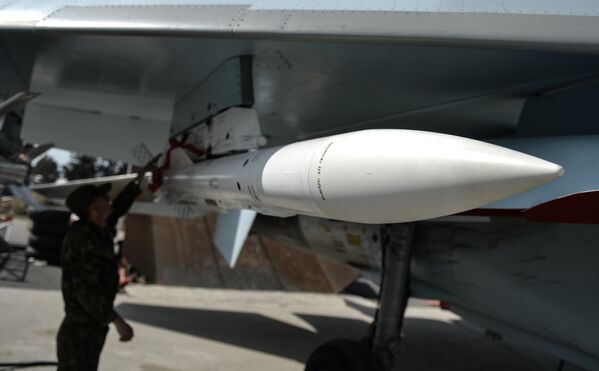 Техник готовит истребитель Су-35С к вылету с авиабазы Хмеймим