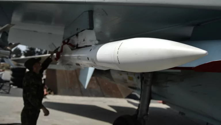 Техник готовит истребитель Су-35С к вылету с авиабазы Хмеймим Техник готовит истребитель Су-35С к вылету с авиабазы Хмеймим