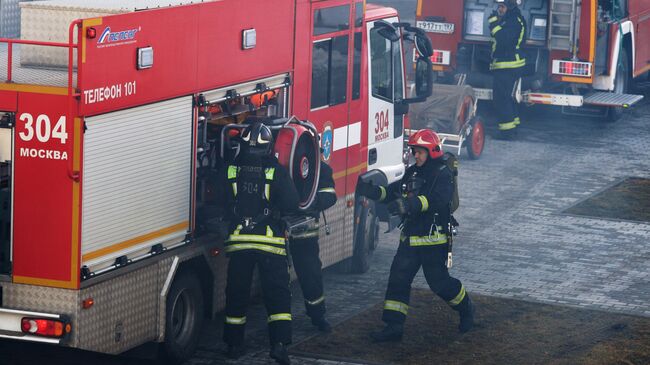 Сотрудники пожарно-спасательного подразделения МЧС России во время пожарно-тактических учений ГУ МЧС России по городу Москве