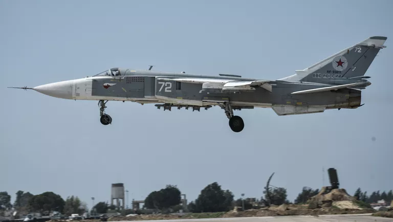 Российский фронтовой бомбардировщик Су-24 готовится к вылету с авиабазы Хмеймим Российский фронтовой бомбардировщик Су-24 готовится к вылету с авиабазы Хмеймим