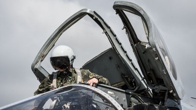 Российский фронтовой бомбардировщик Су-24 готовится к вылету с авиабазы Хмеймим