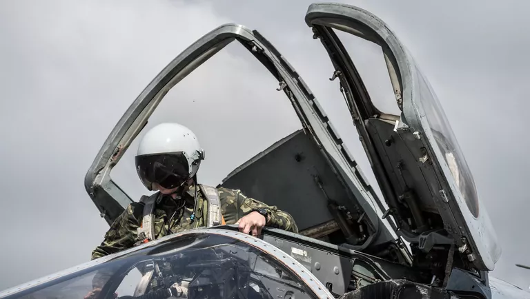 Российский фронтовой бомбардировщик Су-24 готовится к вылету с авиабазы Хмеймим Российский фронтовой бомбардировщик Су-24 готовится к вылету с авиабазы Хмеймим